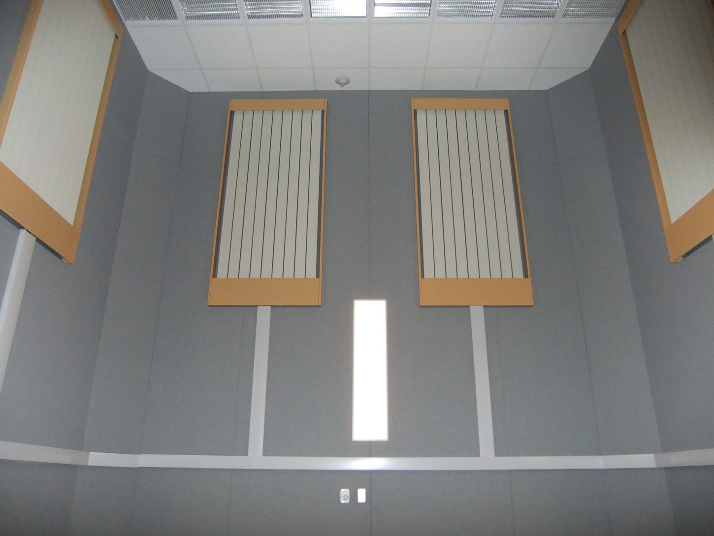 The JEOL Hydro Radiant Panel system is custom-designed and fitted to each room, with consideration for heat load, local weather, facilities, and instrument requirements. It consists of wall-mounted water circulating panels, a water chiller, plumbing, an optional air exchange system, and a wall-mounted remote controller.